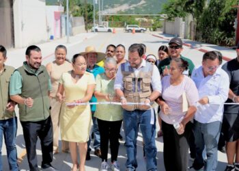 Alcalde Christian Agúndez inaugura obra de pavimentación en la colonia San Bernabé 