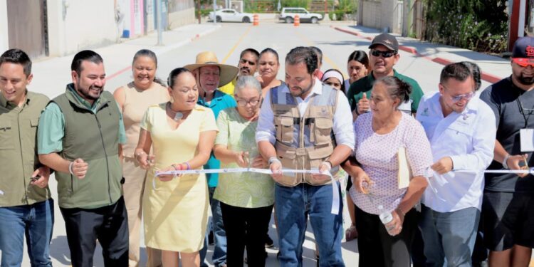 Alcalde Christian Agúndez inaugura obra de pavimentación en la colonia San Bernabé 