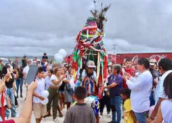 Reciben en Cabo San Lucas a Santiago Camaal, peregrino que viajó en bicicleta desde Quintana Roo