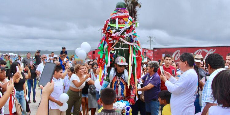 Reciben en Cabo San Lucas a Santiago Camaal, peregrino que viajó en bicicleta desde Quintana Roo