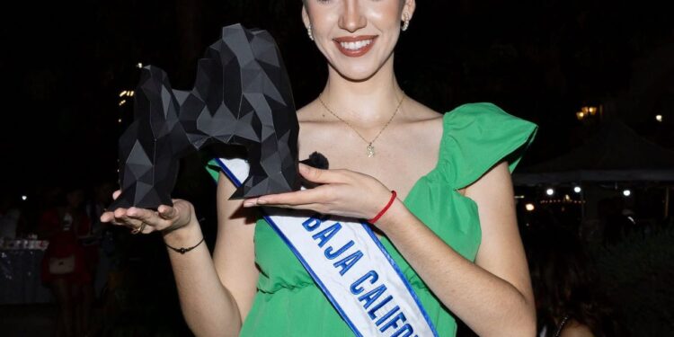 Programa “Orígenes de Los Cabos” recibe visita de Miss Baja California Sur en plaza Amelia Wilkes