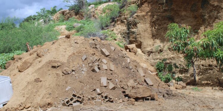 Protección Civil atienden a familia afectada por deslave de cerro en colonia Santa Rosa