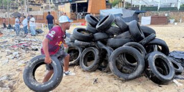 Realizan segunda jornada de limpieza en playa El Médano tras paso del huracán “Lorena”