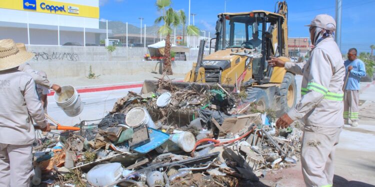 Realiza Servicios Públicos de Los Cabos labores de limpieza y retiro de cacharros en la colonia Vista Hermosa