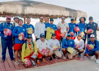 El XV Ayuntamiento de Los Cabos fortalece acciones de seguridad con entrega de uniformes a guardavidas