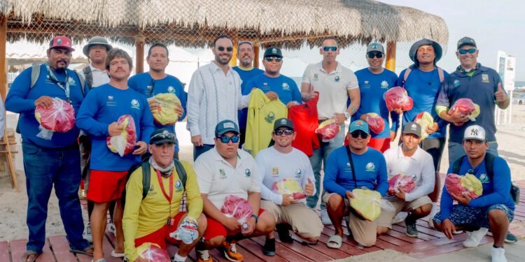 El XV Ayuntamiento de Los Cabos fortalece acciones de seguridad con entrega de uniformes a guardavidas