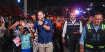 “Senderos seguros”: Se ilumina la colonia López Obrador con 1 km de alumbrado solar 