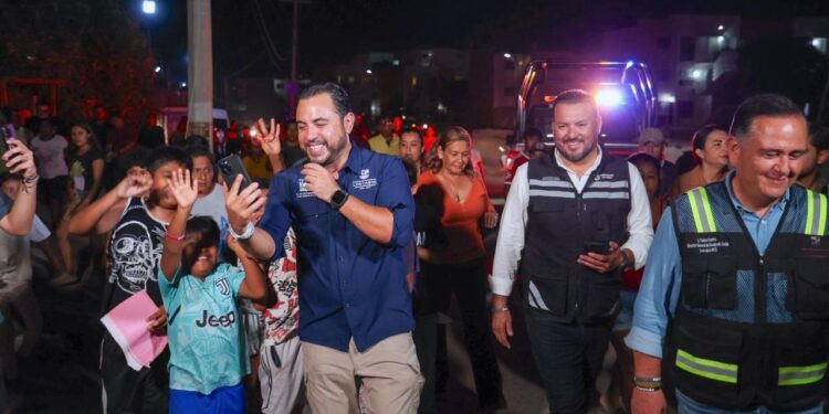 “Senderos seguros”: Se ilumina la colonia López Obrador con 1 km de alumbrado solar 