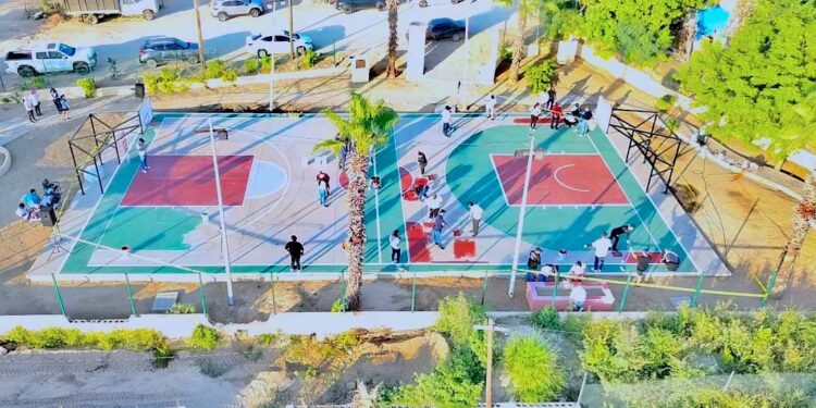 Rehabilita Cabildo de Los Cabos cancha de baloncesto en colonia Country del Mar
