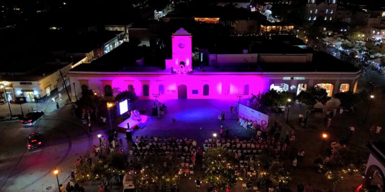 Realizan en Los Cabos encendido de luces en homenaje a la lucha contra el cáncer de mama 