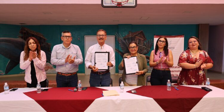 Firman SEDIF y SNE convenio para impulsar el empleo en jóvenes al egresar de Casa Cuna- Casa Hogar 