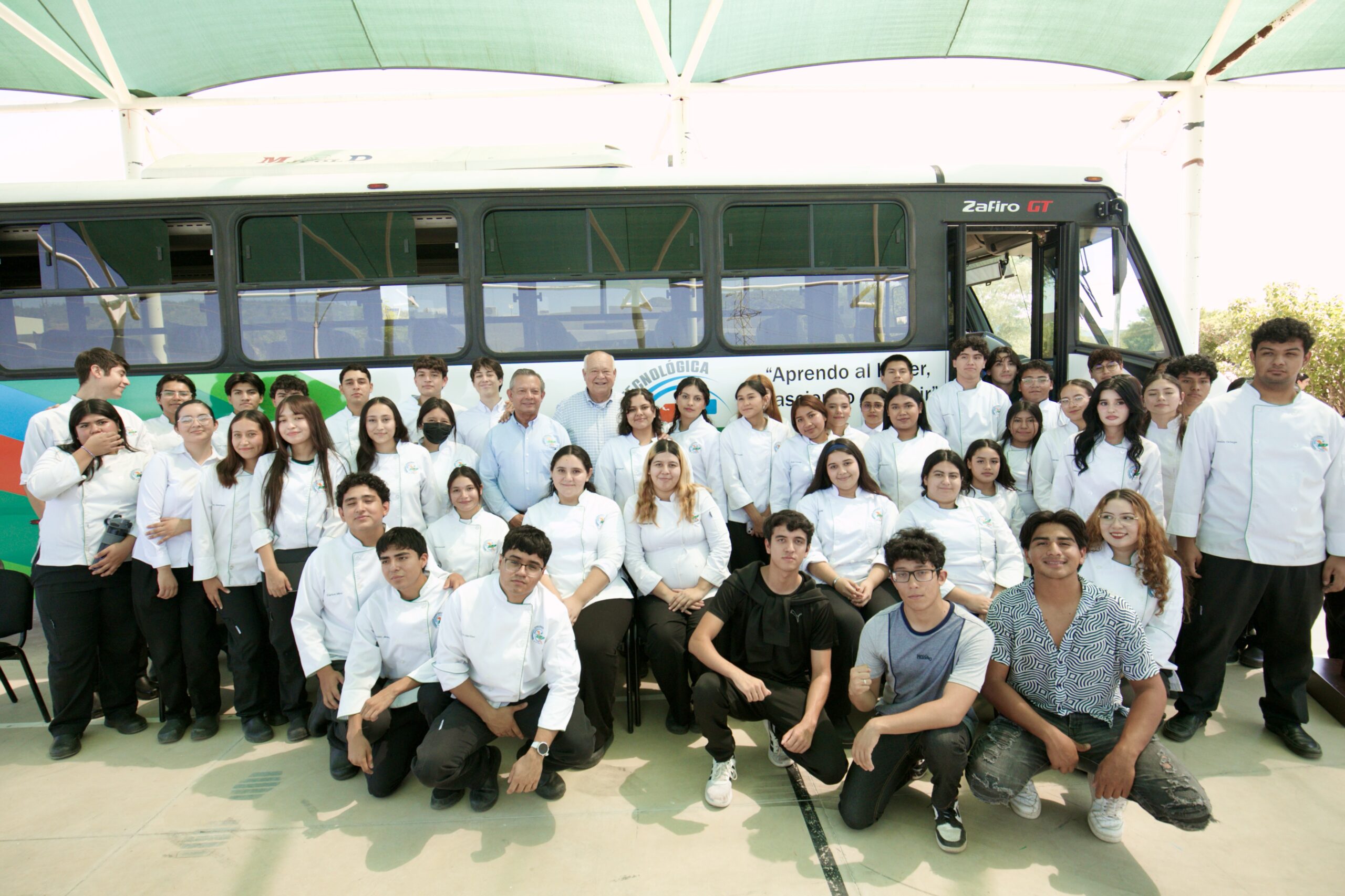 Víctor Castro entrega tres nuevos espacios y un autobús a la Universidad Tecnológica de La Paz