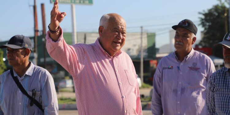 Supervisa gobernador Víctor Castro obras de pavimentación en la calle Loreto, en La Paz
