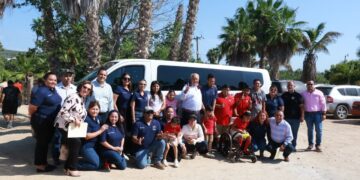Gobernador Víctor Castro entrega un vehículo al CAM de Todos Santos en apoyo a jóvenes estudiantes