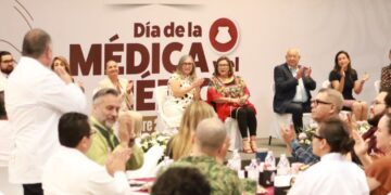 Resalta Castro Cosío la contribución de médicas y médicos al fortalecimiento del sistema de salud en BCS