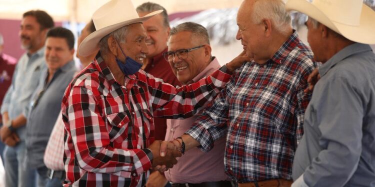 Gobernador VCC beneficia a familias de El Ihuagil, en Comondú, con apoyos productivos