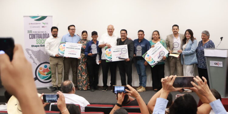 Entrega Gobernador VCC reconocimientos del Premio Nacional de Contraloría Social, fase estatal