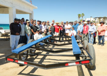 Entrega Milena Quiroga un nuevo remolque a pescadores de Punta Lobos