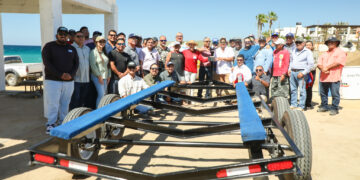 Entrega Milena Quiroga un nuevo remolque a pescadores de Punta Lobos