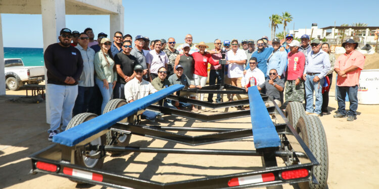 Entrega Milena Quiroga un nuevo remolque a pescadores de Punta Lobos