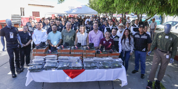 Resalta Milena Quiroga avances en dignificar a cuerpos de emergencia; entrega uniformes a bomberos de La Paz