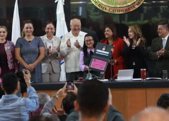 Gobernador VCC y Congreso reconocen a Martha Candelaria Reyes Becerril con la medalla “María Dionisia Villarino Espinoza”