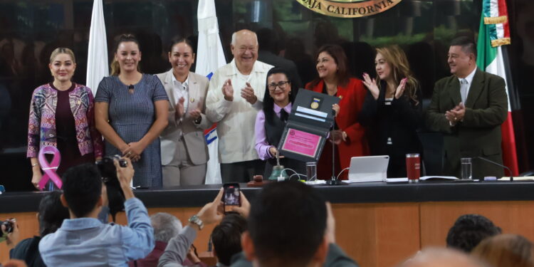 Gobernador VCC y Congreso reconocen a Martha Candelaria Reyes Becerril con la medalla “María Dionisia Villarino Espinoza”