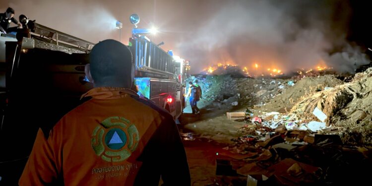 Atiende Ayuntamiento de Los Cabos incendio en basurero de Las Cuevas; continúan labores de mitigación
