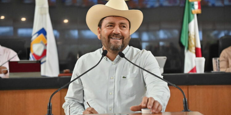 Diputado Venustiano Pérez Sánchez propone reconocer la trayectoria artística de Enoc Leaño 