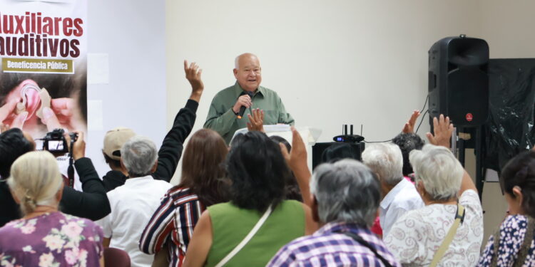 Encabeza Víctor Castro, jornada de entrega de auxiliares auditivos para personas en situación vulnerable