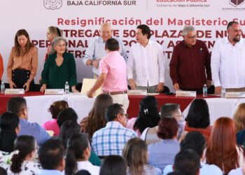 Entrega Gobernador y Secretario de Educación 500 plazas al Magisterio Sudcaliforniano