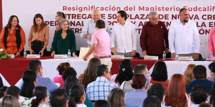 Entrega Gobernador y Secretario de Educación 500 plazas al Magisterio Sudcaliforniano