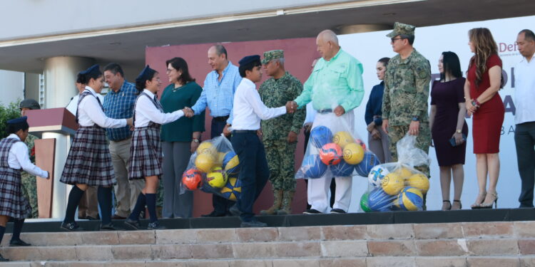 Entrega gobernador Víctor Castro vehículos al SEDIF para fortalecer programas sociales