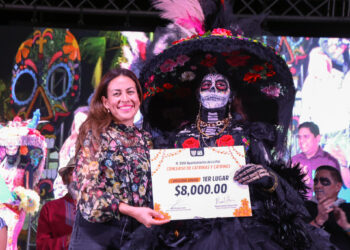 Catrinas y Catrines toman el malecón de La Paz por concurso del Día de Muertos