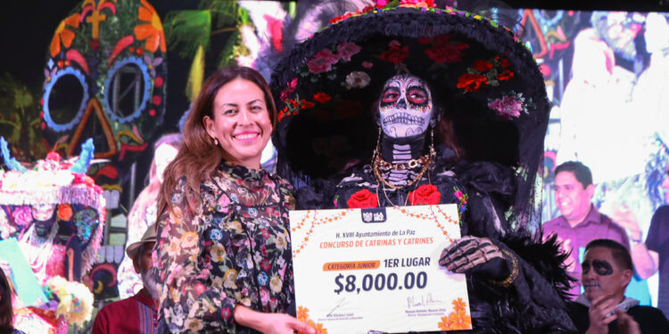 Catrinas y Catrines toman el malecón de La Paz por concurso del Día de Muertos