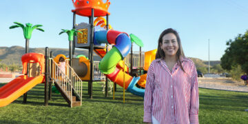Inaugura Milena Quiroga área de juegos infantiles en “El Piojillo”