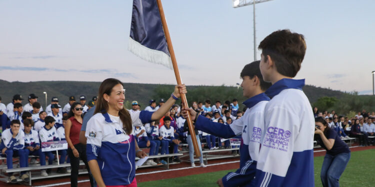 Abandera Milena Quiroga a deportistas que representarán La Paz en Olimpiada Estatal