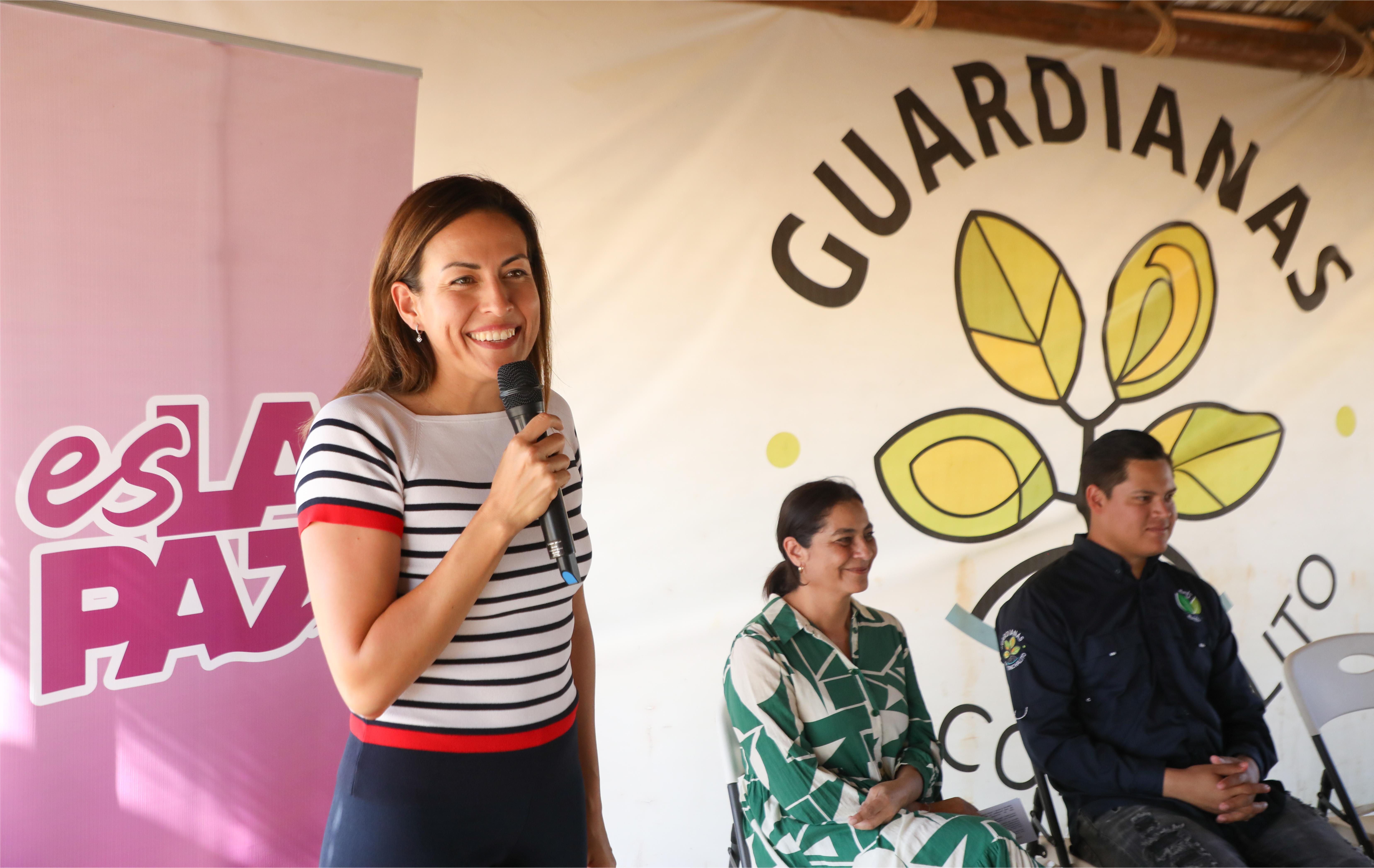 Entrega Milena Quiroga apoyos económicos a 17 jóvenes de Mangles del Manglito