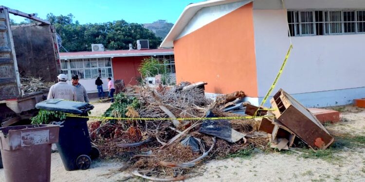 Realiza Servicios Públicos limpieza en planteles educativos de Cabo San Lucas