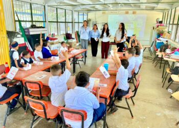 Llevan taller de prevención del acoso escolar a la comunidad de La Candelaria