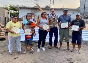 Entrega Christian Agúndez apoyos para reconstrucción de viviendas afectadas por incendio en Cabo San Lucas