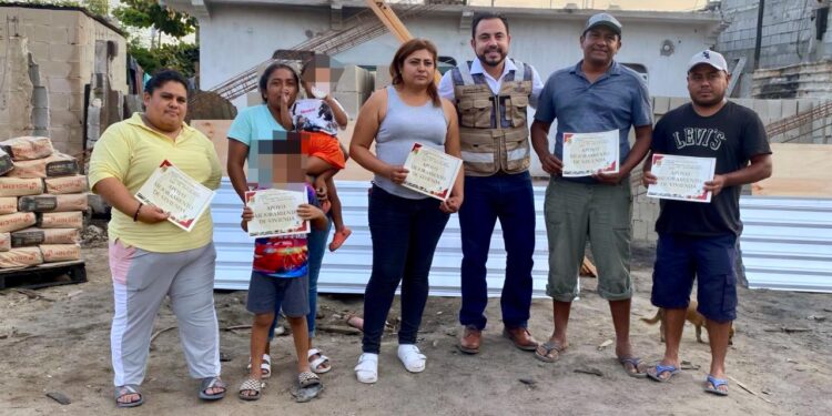 Entrega Christian Agúndez apoyos para reconstrucción de viviendas afectadas por incendio en Cabo San Lucas