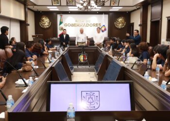 Se reúne Gobernador con integrantes del Parlamento Juvenil de BCS
