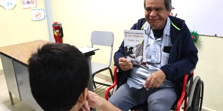 Entrega SEP BCS más de 45 mil cartillas de derechos de las mujeres en nivel secundaria