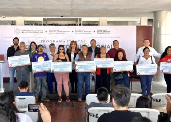 Entrega SETUE microfinanciamientos a 33 negocios familiares de La Paz