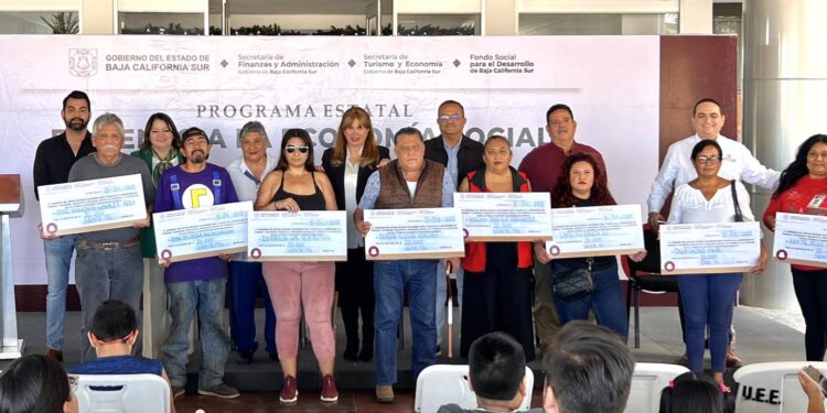 Entrega SETUE microfinanciamientos a 33 negocios familiares de La Paz