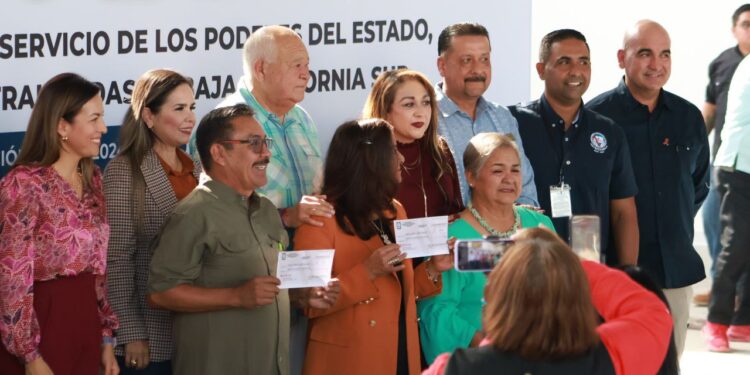 Entrega gobernador VMCC bono anual a jubilados y pensionados de los Poderes del Estado