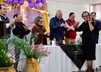Entrega Gobernador Víctor Castro apoyos educativos, sociales y vivienda en Santiago