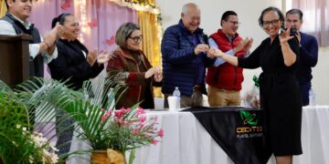 Entrega Gobernador Víctor Castro apoyos educativos, sociales y vivienda en Santiago