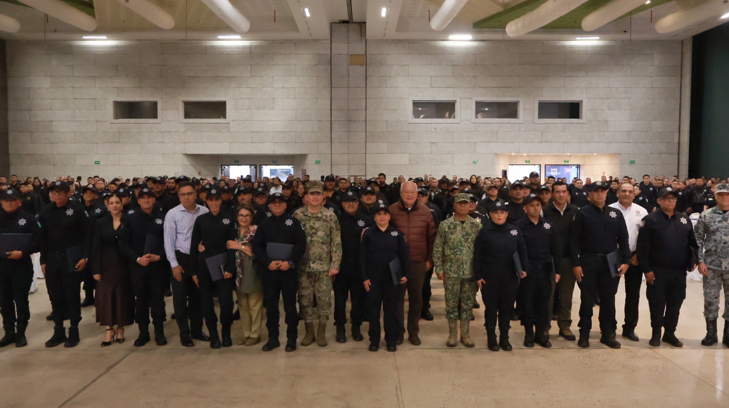 Reconoce Gobernador Castro Cosío labor y vocación de policías en BCS